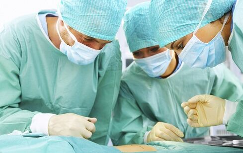 Chirurgen führen eine plastische Operation durch, um die Länge und Dicke des Penis zu erhöhen