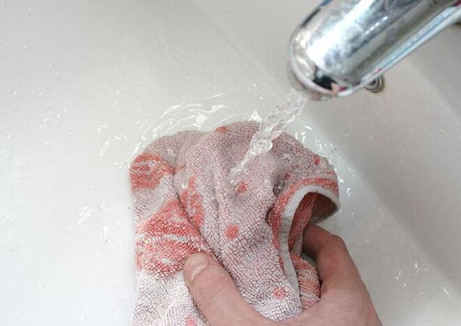 Warmes Handtuch zum Erhitzen eines Penis vor der Massage